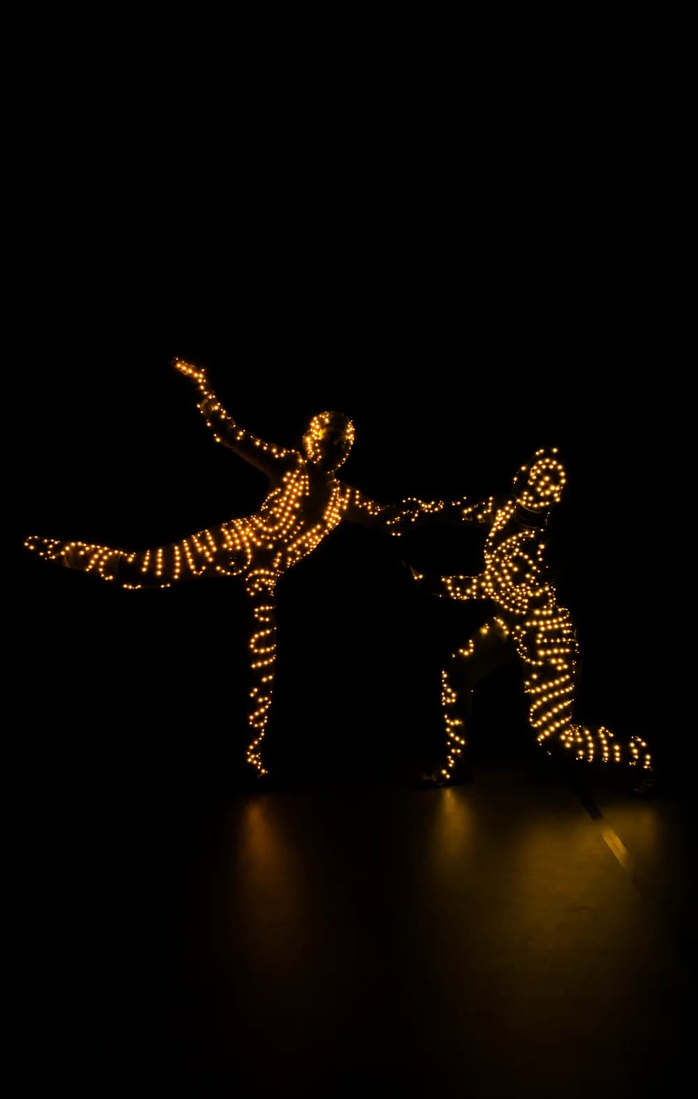Brilho de Natal — figurinos iluminados em dourado