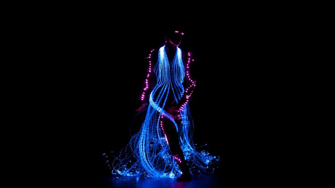 Brilho de Natal — vestido luminoso azul e rosa