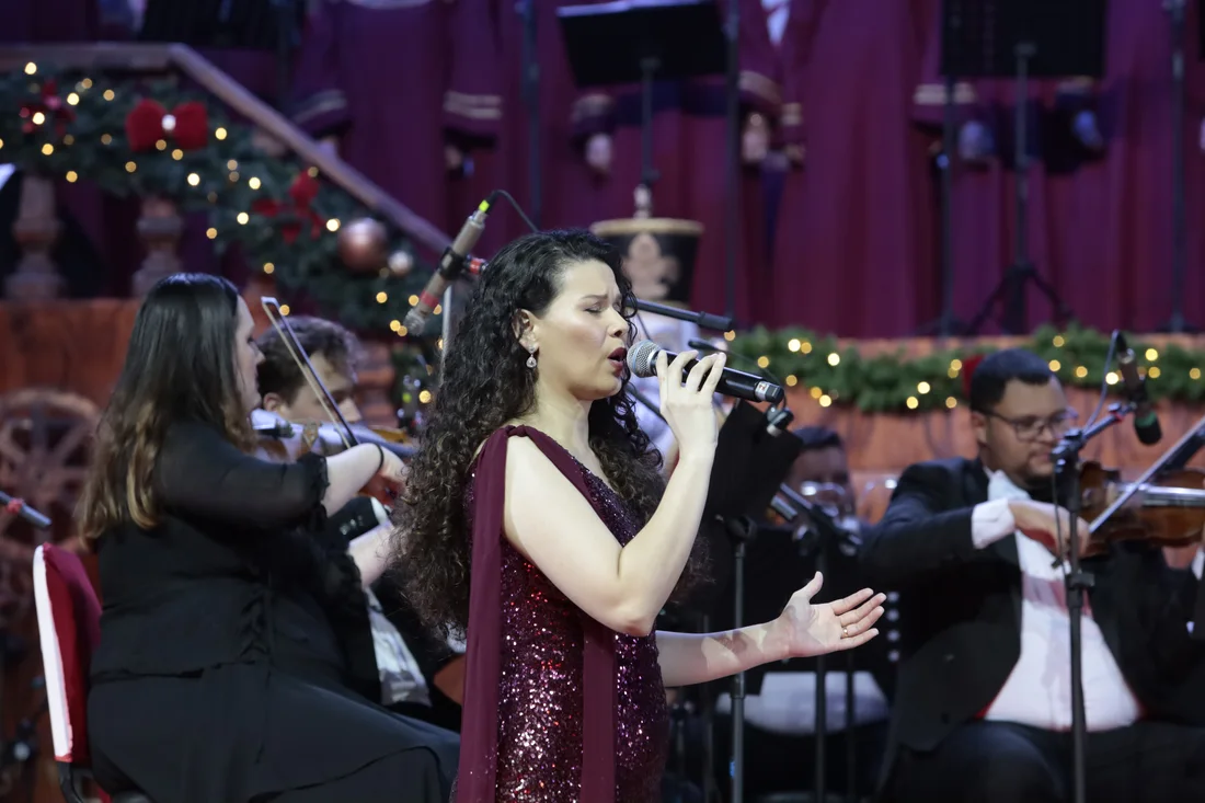 Natal Luz In Concert — cantora e orquestra