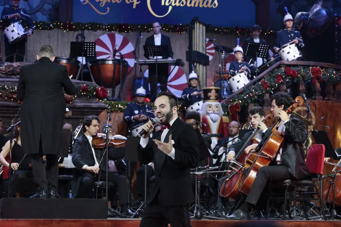 Natal Luz In Concert — apresentador e orquestra