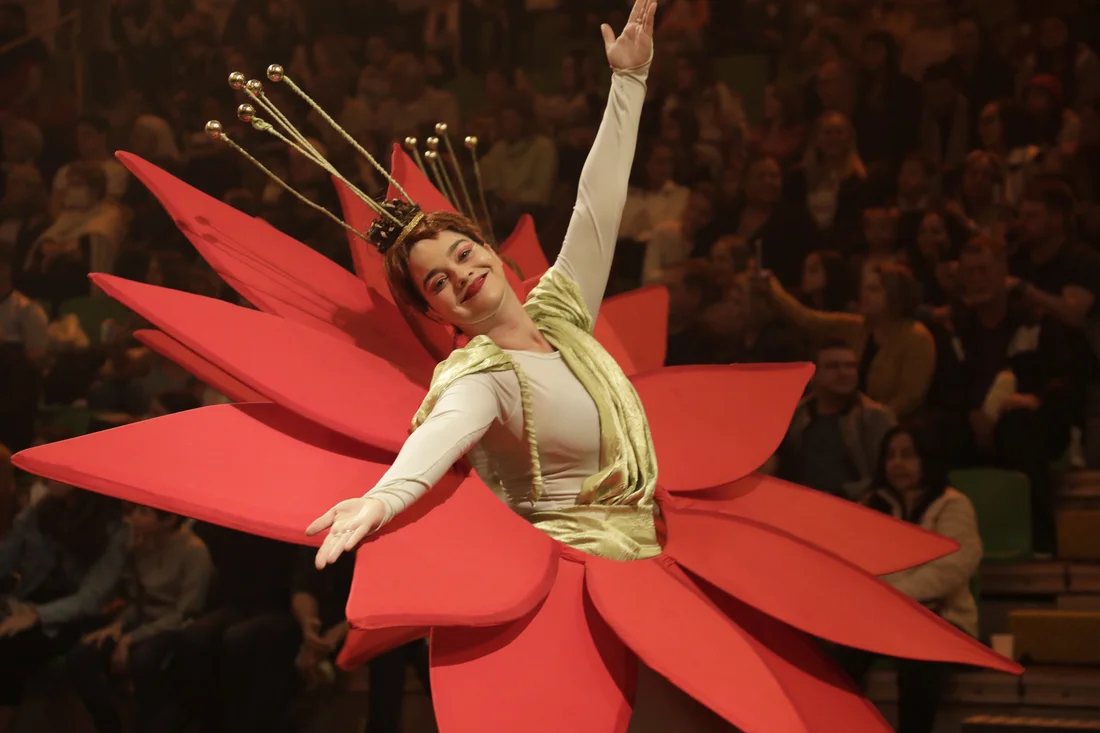 Grande Desfile de Natal — bailarina na flor poinsétia