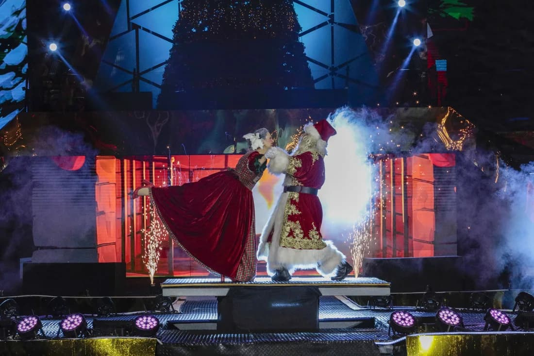 Nativitaten — Papai e Mamãe Noel dançando no palco