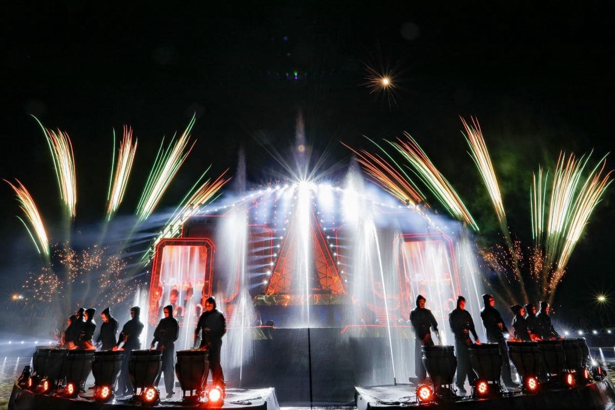 De mãos dadas nas águas dançantes